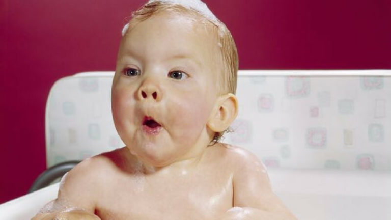 why-is-my-baby-pooping-in-the-bath-main-reasons-and-solutions